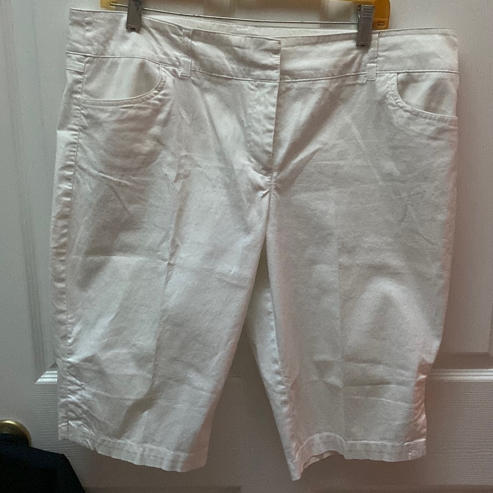 Juniors In Moda casual stretch solid white knee length shorts size 15/16.  EUC